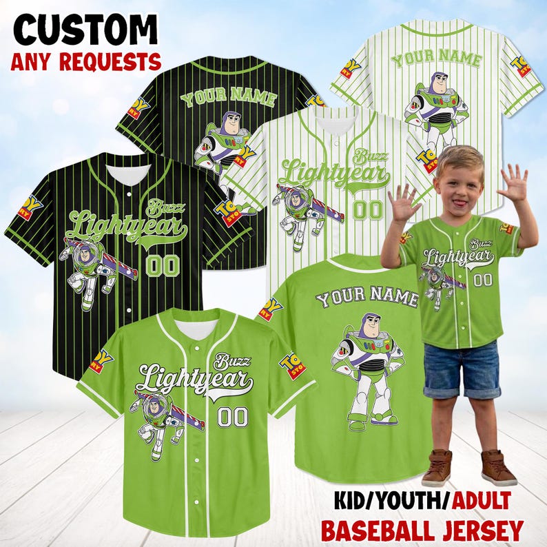 Op de afbeelding: Honkbalshirts in zwart-groene krijtstrepen en effen groen, met het personage Buzz Lightyear en de tekst "Buzz Lightyear 00". De shirts zijn aanpasbaar met de tekst "YOUR NAME". De afbeelding bevat ook een kind dat een groen shirt draagt.