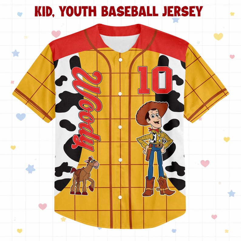 Op de afbeelding: Een geel honkbalshirt met een rode kraag en mouwen, met een stripfiguur en de naam "Woody". Het shirt heeft het nummer "10" op de voorkant en een koeienhuidpatroon.