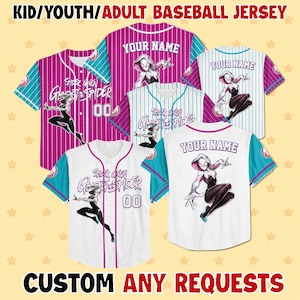 Puede incluir: Camisetas de b&eacute;isbol en varios estilos y colores, con un dise&ntilde;o de Spider-Gwen. Las camisetas tienen el texto "YOUR NAME" y "SPIDER GWEN GHOST SPIDER" impresos. La imagen tambi&eacute;n incluye el texto "KID/YOUTH/ADULT BASEBALL JERSEY" y "CUSTOM ANY REQUESTS".