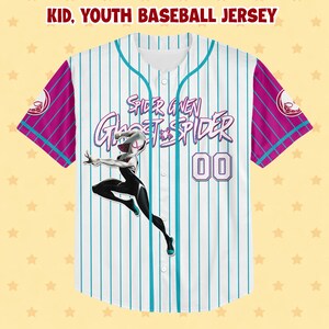 Puede incluir: Camiseta de b&eacute;isbol a rayas blancas y azules con mangas magenta. Presenta el texto "Spider Gwen Ghost Spider" y el n&uacute;mero "00". La camiseta tiene una imagen de dibujos animados de Spider-Gwen.