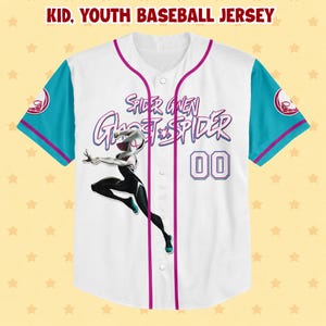 Puede incluir: Camiseta de b&eacute;isbol blanca con mangas turquesas y ribetes magenta. Presenta un gr&aacute;fico de Spider-Gwen y el texto "Spider Gwen Ghost Spider". La camiseta tiene el n&uacute;mero "00" en la parte delantera y el texto "KID, YOUTH BASEBALL JERSEY" en la parte superior.