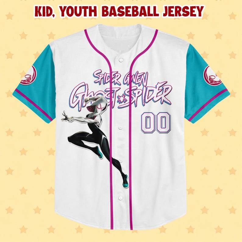 Puede incluir: Camiseta de b&eacute;isbol blanca con mangas turquesas y ribetes magenta. Presenta un gr&aacute;fico de Spider-Gwen y el texto "Spider Gwen Ghost Spider". La camiseta tiene el n&uacute;mero "00" en la parte delantera y el texto "KID, YOUTH BASEBALL JERSEY" en la parte superior.