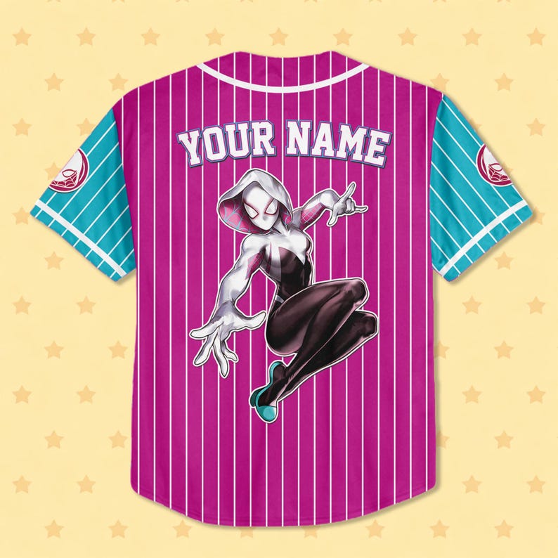 Puede incluir: Una camiseta de b&eacute;isbol con cuerpo magenta y rayas verticales blancas. Las mangas son turquesas con rayas blancas. La camiseta presenta el texto "YOUR NAME" en la espalda y un gr&aacute;fico de un superh&eacute;roe.