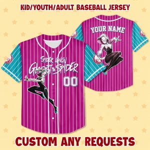 Puede incluir: Una camiseta de b&eacute;isbol con un dise&ntilde;o de rayas verticales magenta y blancas. La camiseta presenta mangas turquesas y el texto "SPIDER GWEN Ghost Spider" en la parte delantera. La parte trasera de la camiseta tiene el texto "YOUR NAME" y un gr&aacute;fico de Spider-Gwen.