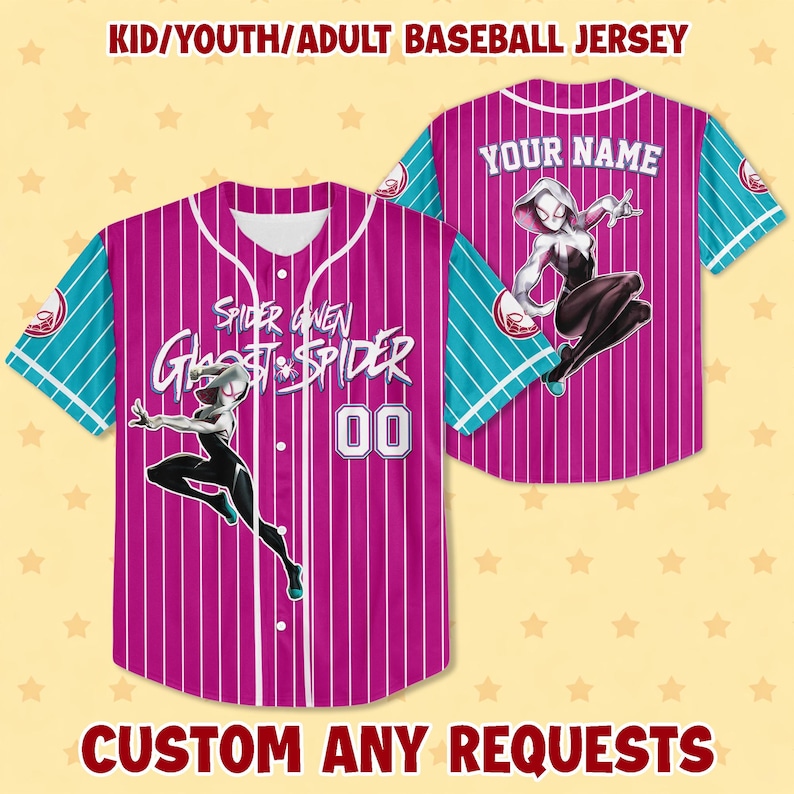 Puede incluir: Una camiseta de b&eacute;isbol con un dise&ntilde;o de rayas verticales magenta y blancas. La camiseta presenta mangas turquesas y el texto "SPIDER GWEN Ghost Spider" en la parte delantera. La parte trasera de la camiseta tiene el texto "YOUR NAME" y un gr&aacute;fico de Spider-Gwen.