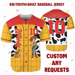 Op de afbeelding: Een honkbalshirt met een geel ruitpatroon, rode schouders en een wit en zwart koeienprint. Het shirt heeft de naam "Woody" en het nummer "10" in rood, samen met een cartoonkarakterillustratie. De tekst "KID/YOUTH/ADULT BASEBALL JERSEY" staat bovenaan.