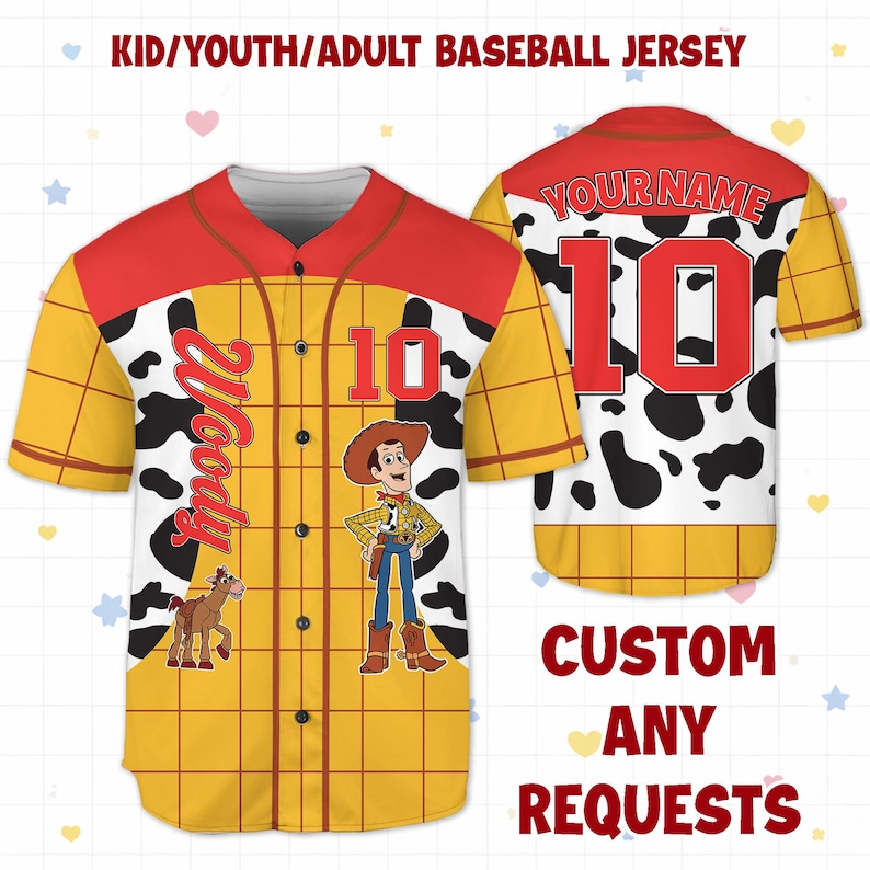 Op de afbeelding: Een honkbalshirt met een geel ruitpatroon, rode schouders en een wit en zwart koeienprint. Het shirt heeft de naam "Woody" en het nummer "10" in rood, samen met een cartoonkarakterillustratie. De tekst "KID/YOUTH/ADULT BASEBALL JERSEY" staat bovenaan.