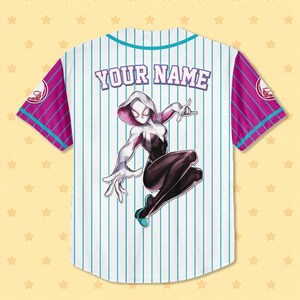 Puede incluir: Camiseta de b&eacute;isbol blanca con rayas verticales azules y el texto "YOUR NAME" en la espalda. La camiseta presenta un gr&aacute;fico de Spider-Gwen y mangas magenta con una raya y logotipo turquesa.
