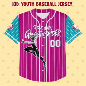 Puede incluir: Una camiseta de b&eacute;isbol magenta y blanca con rayas verticales, con un gr&aacute;fico de Spider-Gwen. La camiseta tiene mangas turquesas con rayas blancas y un cuello blanco. El n&uacute;mero "00" est&aacute; en la parte delantera. El texto "KID, YOUTH BASEBALL JERSEY" est&aacute; en la parte superior.