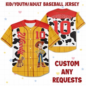 Op de afbeelding: Een honkbalshirt met een Woody-thema. Het shirt is geel met een bruin ruitpatroon, een rode juk en witte mouwen. Het heeft het nummer 10 in rood, de naam "Woody" in rood schrift en een cartoonafbeelding van Woody en een paard. De achterkant heeft een koeienprint.