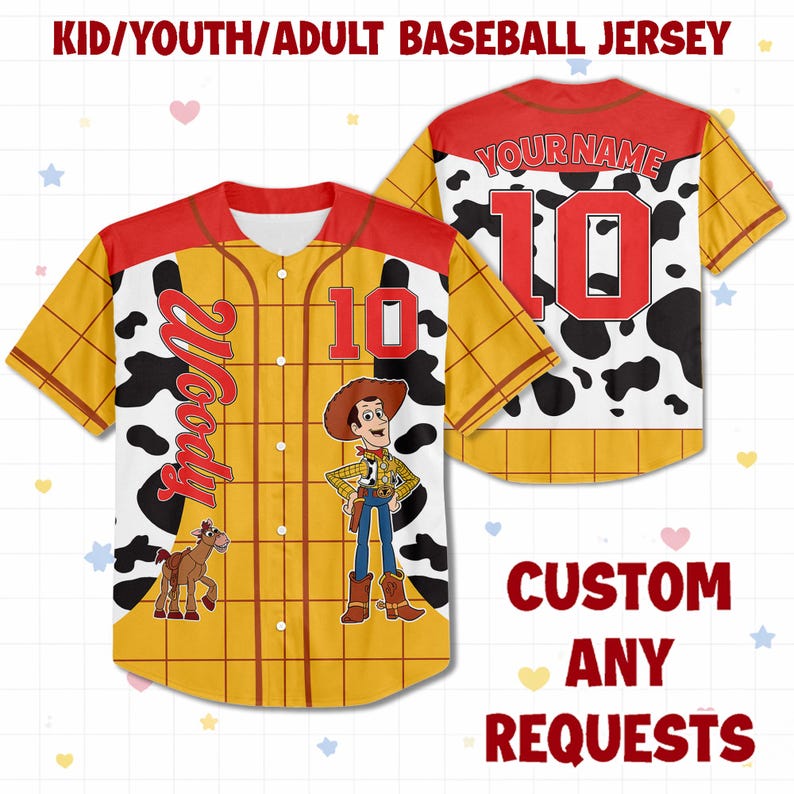 Op de afbeelding: Een honkbalshirt met een Woody-thema. Het shirt is geel met een bruin ruitpatroon, een rode juk en witte mouwen. Het heeft het nummer 10 in rood, de naam "Woody" in rood schrift en een cartoonafbeelding van Woody en een paard. De achterkant heeft een koeienprint.