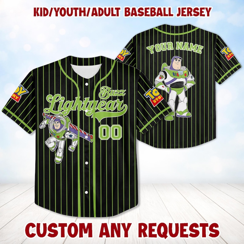 Op de afbeelding: Zwart honkbalshirt met groene krijtstrepen, met Buzz Lightyear-graphics en de tekst "Buzz Lightyear" en "00". De trui heeft de tekst "YOUR NAME" op de achterkant en "TOY STORY" logo's op de mouwen.