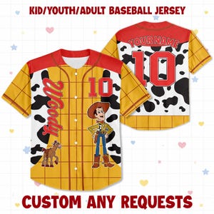 Op de afbeelding: Een honkbalshirt met Woody-thema, met een geel en rood kleurenschema met een koeienprint ontwerp. De voorkant toont het nummer 10 en de naam "Woody", terwijl de achterkant het nummer 10 en ruimte voor een naam heeft.