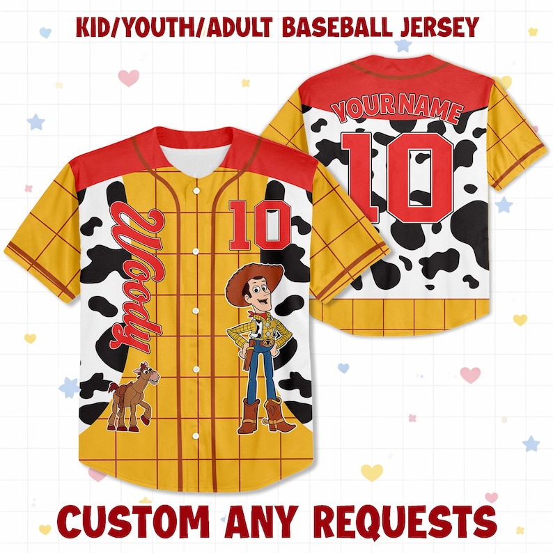 Op de afbeelding: Een honkbalshirt met Woody-thema, met een geel en rood kleurenschema met een koeienprint ontwerp. De voorkant toont het nummer 10 en de naam "Woody", terwijl de achterkant het nummer 10 en ruimte voor een naam heeft.