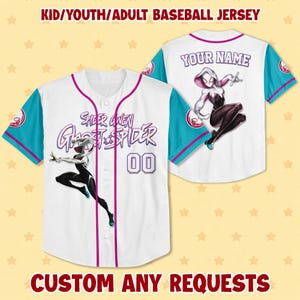 Puede incluir: Camiseta de b&eacute;isbol blanca con mangas turquesas y ribetes magenta. Presenta un gr&aacute;fico de Spider-Gwen en la parte delantera y trasera, con el texto "SPIDER GWEN Ghost Spider" y el n&uacute;mero "00". La camiseta es personalizable.