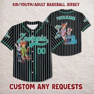 Puede incluir: Camiseta de b&eacute;isbol negra con finas rayas blancas y detalles turquesa. Presenta la palabra "Zootopia" y el n&uacute;mero "00" en la parte delantera. La parte trasera tiene espacio para un nombre y personajes de dibujos animados.