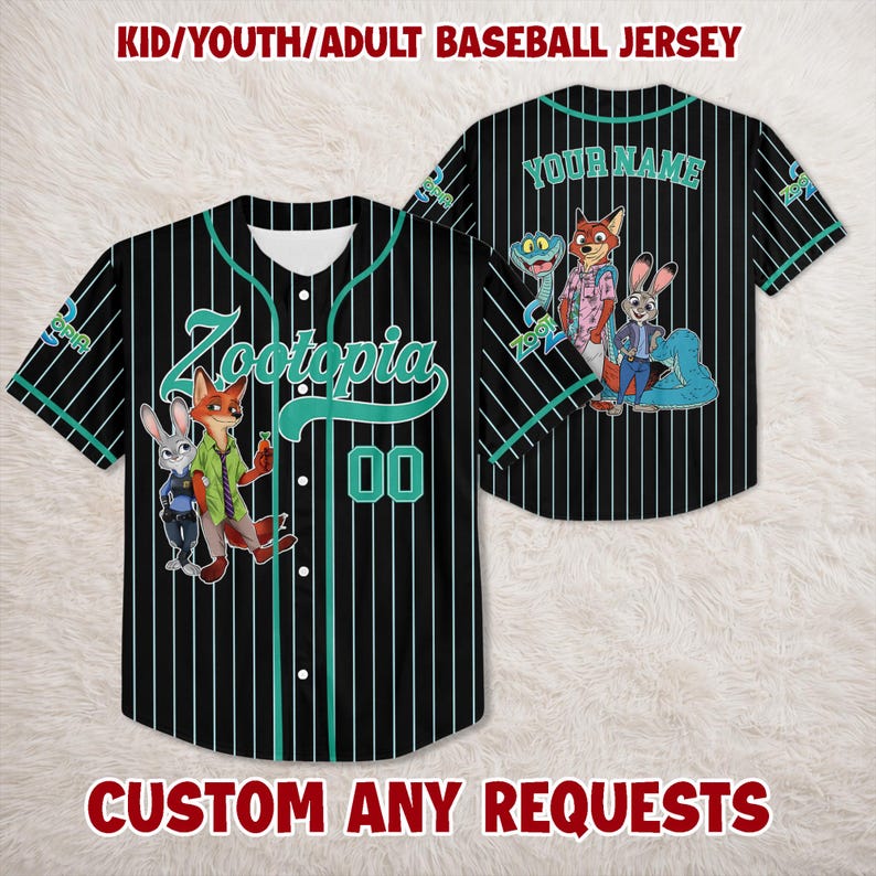 Puede incluir: Camiseta de b&eacute;isbol negra con finas rayas blancas y detalles turquesa. Presenta la palabra "Zootopia" y el n&uacute;mero "00" en la parte delantera. La parte trasera tiene espacio para un nombre y personajes de dibujos animados.