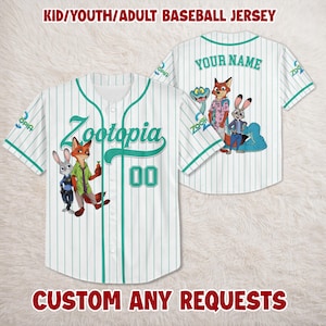 Puede incluir: Camiseta de b&eacute;isbol blanca con finas rayas y detalles en color turquesa. Presenta la palabra "Zootopia" y el n&uacute;mero "00" en la parte delantera. La parte trasera tiene "YOUR NAME" impreso sobre un gr&aacute;fico de dibujos animados. El texto "CUSTOM ANY REQUESTS" est&aacute; en la parte inferior.