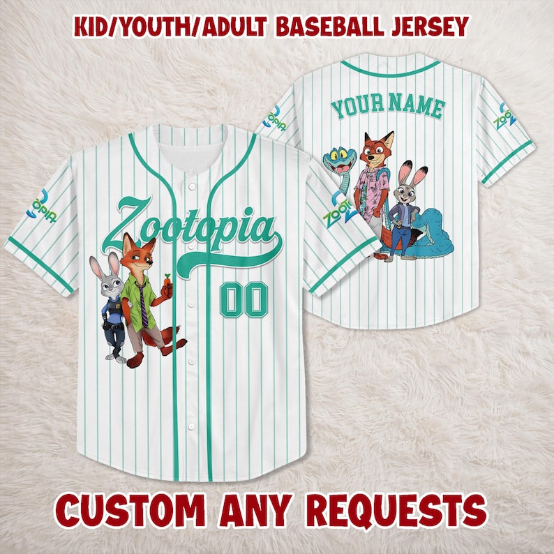 Puede incluir: Camiseta de b&eacute;isbol blanca con finas rayas y detalles en color turquesa. Presenta la palabra "Zootopia" y el n&uacute;mero "00" en la parte delantera. La parte trasera tiene "YOUR NAME" impreso sobre un gr&aacute;fico de dibujos animados. El texto "CUSTOM ANY REQUESTS" est&aacute; en la parte inferior.