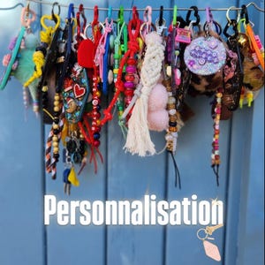 Llavero de motel, llavero, amuleto, bolso, accesorio, idea de regalo gri-gri, personalizable, lentejuelas personalizadas, cuentas, dijes, dijes