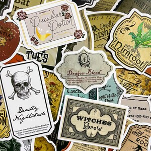 Op de afbeelding: Een verzameling vintage-stickers met etiketten voor drankjes met fantasievolle namen zoals "Deadly Nightshade", "Dragon Blood" en "Witches Brew". De stickers hebben een verweerde, antieke uitstraling met ingewikkelde illustraties en handschrift.