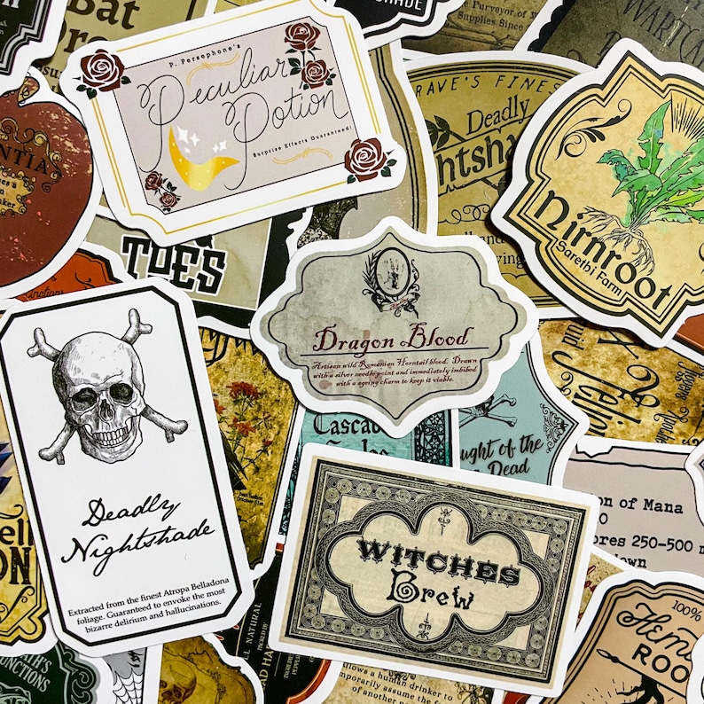 Op de afbeelding: Een verzameling vintage-stickers met etiketten voor drankjes met fantasievolle namen zoals "Deadly Nightshade", "Dragon Blood" en "Witches Brew". De stickers hebben een verweerde, antieke uitstraling met ingewikkelde illustraties en handschrift.