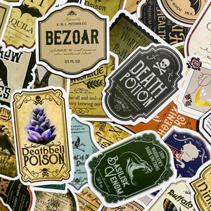 Könnte beinhalten: Eine Sammlung von Etiketten für Flaschen mit Zaubertränken im Vintage-Stil mit verschiedenen Namen und Beschreibungen, darunter "Todestrank", "Todesglocken-Gift", "Basilisken-Gift" und "Bezoar". Die Etiketten sind auf weißem Papier mit schwarzer, brauner und grüner Tinte gedruckt und haben einen abgenutzten, antiken Look.