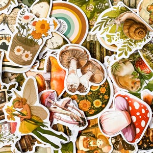 K&ouml;nnte beinhalten: Eine Sammlung bunter Aufkleber mit Pilzen, Blumen, einer Schnecke, einer Fee und einem Hamster. Die Aufkleber sind auf wei&szlig;em Hintergrund und haben einen Vintage-Look.