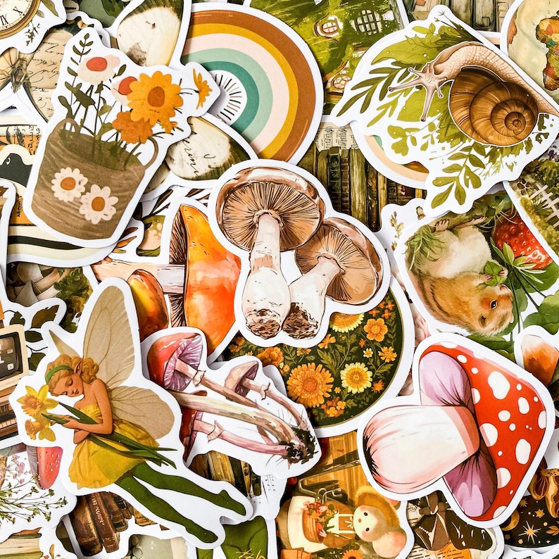 K&ouml;nnte beinhalten: Eine Sammlung bunter Aufkleber mit Pilzen, Blumen, einer Schnecke, einer Fee und einem Hamster. Die Aufkleber sind auf wei&szlig;em Hintergrund und haben einen Vintage-Look.