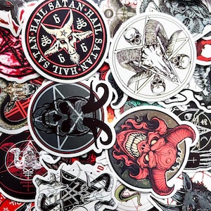 Könnte beinhalten: Eine Sammlung runder Aufkleber mit okkulten und gotischen Motiven. Designs umfassen einen Baphomet, einen Schädel mit Hörnern, ein Pentagramm und den Text "HAIL SATAN". Die Aufkleber sind in Schwarz, Rot und Weiß gehalten.