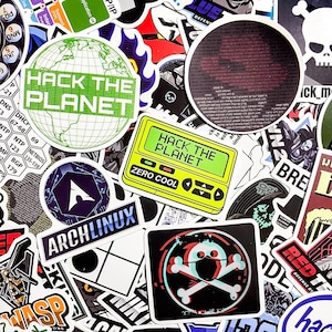 Può includere: Una collezione di adesivi colorati con vari disegni e testo. Gli adesivi includono le frasi "HACK THE PLANET" e "ARCHLINUX". Altri adesivi presentano teschi, disegni di circuiti e le parole "ZERO COOL".