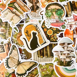 K&ouml;nnte beinhalten: Eine Sammlung von Stickern im Vintage-Stil mit verschiedenen Designs, darunter eine schwarze Katze, Pilze, Schmetterlinge, B&uuml;cher und Blumen. Die Sticker sind auf wei&szlig;em Papier mit gl&auml;nzendem Finish gedruckt.