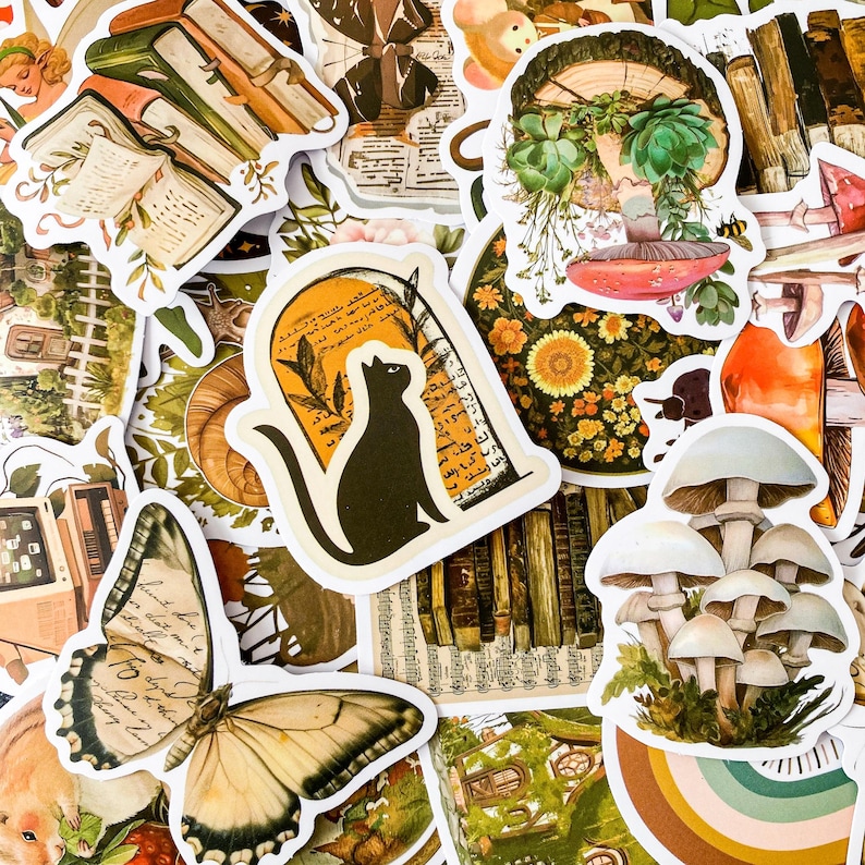 K&ouml;nnte beinhalten: Eine Sammlung von Stickern im Vintage-Stil mit verschiedenen Designs, darunter eine schwarze Katze, Pilze, Schmetterlinge, B&uuml;cher und Blumen. Die Sticker sind auf wei&szlig;em Papier mit gl&auml;nzendem Finish gedruckt.