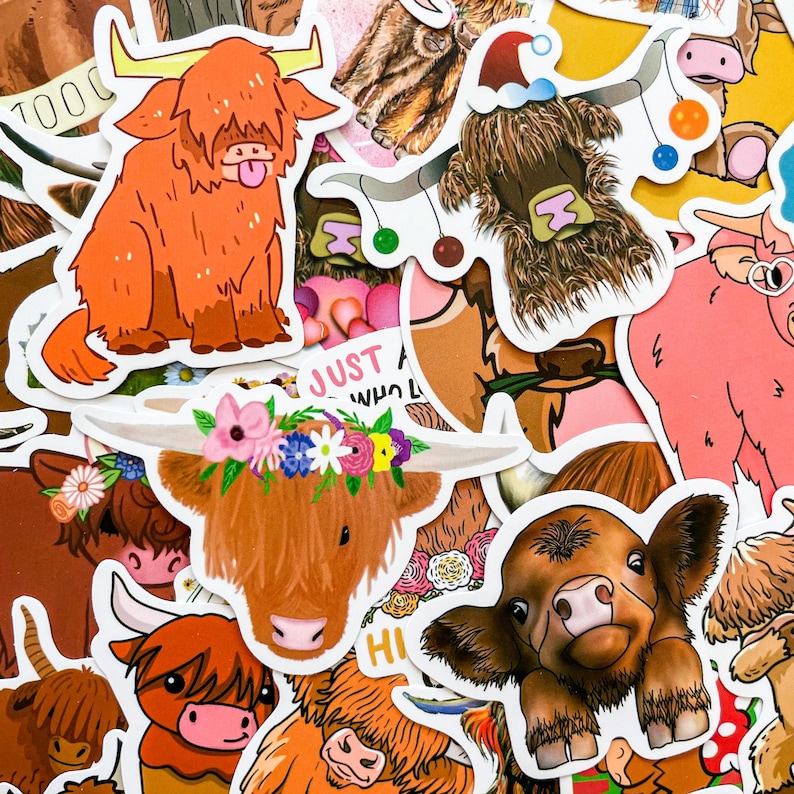 Pu&ograve; includere: Una collezione di adesivi colorati con mucche Highland di cartoni animati con varie espressioni e accessori. Alcuni adesivi hanno del testo, tra cui "Just a wee who loves", "Hi" e "1000".