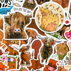 Pu&ograve; includere: Una collezione di adesivi colorati con mucche delle Highlands. Gli adesivi sono stampati con vari disegni, tra cui una mucca con una corona di fiori, una mucca con un cuore e una mucca con il testo "Och Aye The Moo".