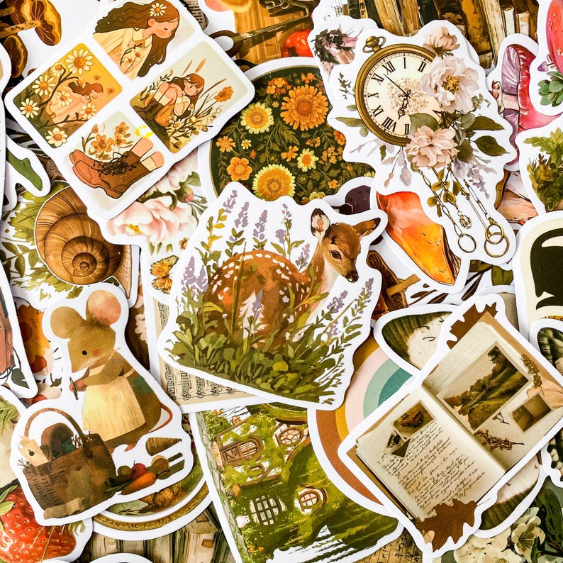 K&ouml;nnte beinhalten: Eine Sammlung bunter Aufkleber mit verschiedenen Designs, die von der Natur inspiriert sind, darunter ein Reh im Wald, eine Schnecke, eine Uhr mit Blumen und ein Pilz. Die Aufkleber sind perfekt, um Tageb&uuml;chern, Planern und anderen Bastelprojekten einen Hauch von Verspieltheit zu verleihen.