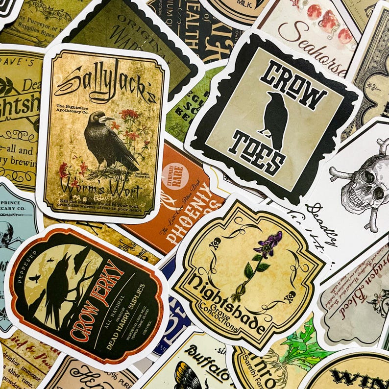 Op de afbeelding: Een verzameling vintage stickers met een griezelig, gotisch thema. De stickers bevatten illustraties van kraaien, schedels en andere macabere afbeeldingen. De tekst op de stickers bevat zinnen als "Crow Toes", "Worm's Wort" en "Deadly Nightshade".