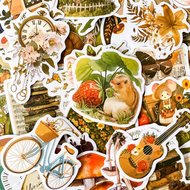 K&ouml;nnte beinhalten: Eine Sammlung von Stickern im Vintage-Stil mit verschiedenen Designs, darunter eine Uhr, ein Fahrrad, ein Pilz, eine Gitarre, eine Erdbeere, eine Maus und ein Hamster. Die Sticker sind auf wei&szlig;em Papier gedruckt und haben eine matte Oberfl&auml;che.