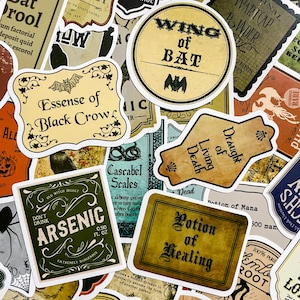 Op de afbeelding: Een verzameling vintage-achtige Halloween-fleslabels voor drankjes met verschillende ontwerpen en tekst, waaronder "Wing of Bat", "Essense of Black Crow", "Draught of Living Death" en "Potion of Healing".
