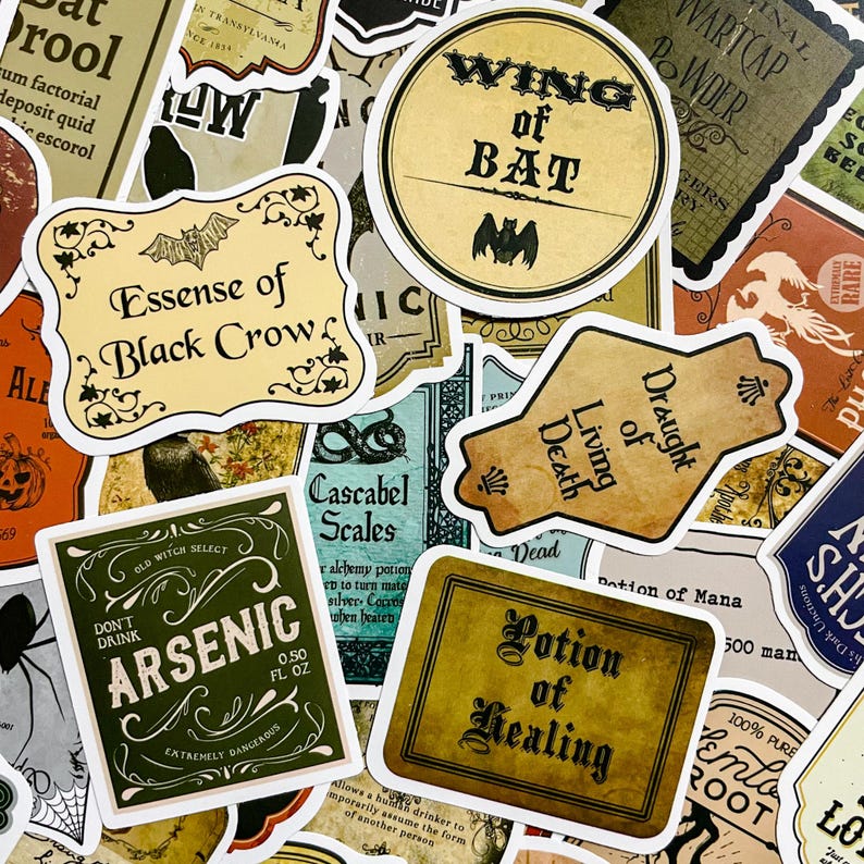Op de afbeelding: Een verzameling vintage-achtige Halloween-fleslabels voor drankjes met verschillende ontwerpen en tekst, waaronder "Wing of Bat", "Essense of Black Crow", "Draught of Living Death" en "Potion of Healing".
