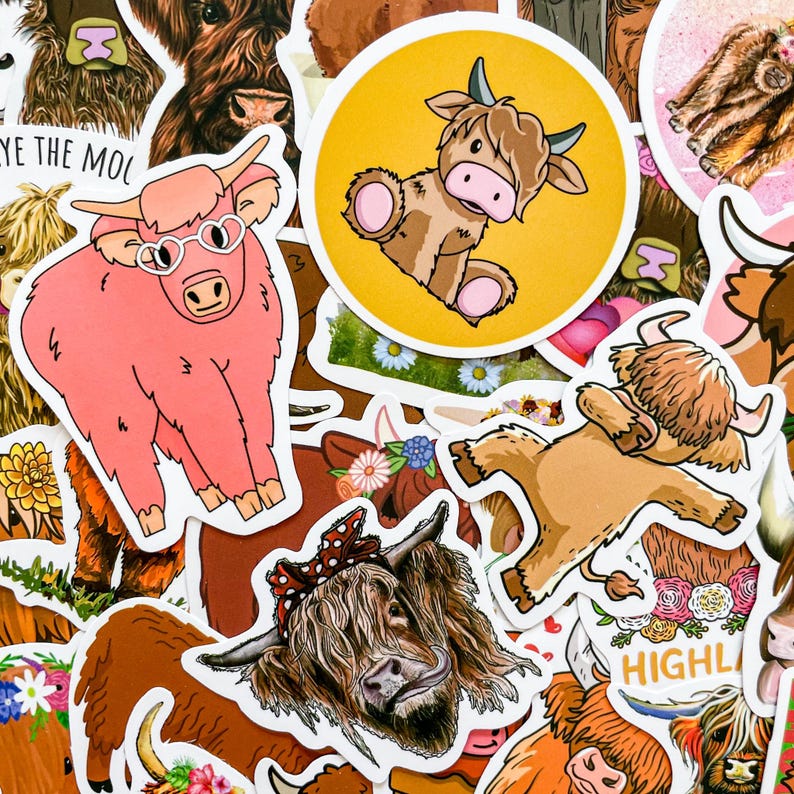 Pu&ograve; includere: Una collezione di adesivi colorati con mucche Highland di cartoni animati in varie pose. Gli adesivi sono stampati su carta bianca e hanno una finitura lucida. Alcuni adesivi presentano fiori, cuori e le parole "Aye the Moo" e "Highlands".