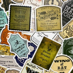 Op de afbeelding: Een verzameling vintage-stijl labels met een griezelig apotheekthema. De labels bevatten illustraties van schedels, vleermuizen en andere griezelige afbeeldingen. Sommige labels hebben tekst die "Deadly Nightshade", "Draught of the Living Dead" en "Poison Hemlock" luidt.