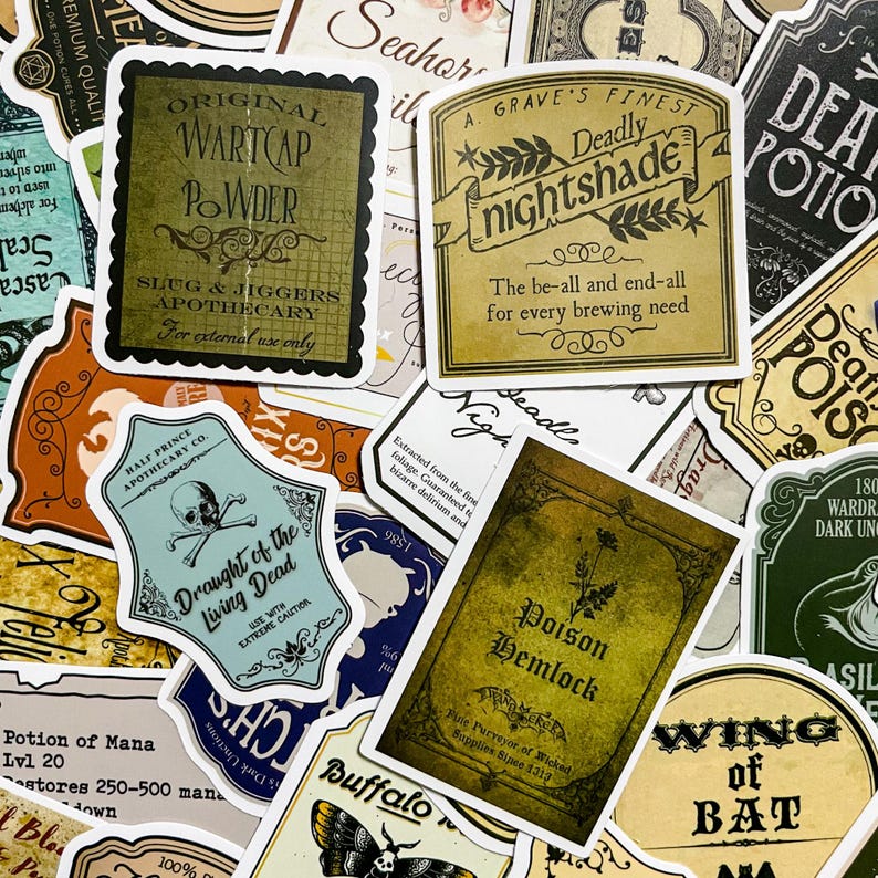 Op de afbeelding: Een verzameling vintage-stijl labels met een griezelig apotheekthema. De labels bevatten illustraties van schedels, vleermuizen en andere griezelige afbeeldingen. Sommige labels hebben tekst die "Deadly Nightshade", "Draught of the Living Dead" en "Poison Hemlock" luidt.