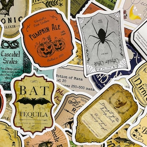 Op de afbeelding: Een verzameling vintage-achtige Halloween-etiketten voor drankflessen met verschillende ontwerpen, waaronder een vleermuis, een spin, een schedel en pompoenen. De etiketten zijn gedrukt op wit papier met zwarte en bruine inkt en hebben een verweerde, oude uitstraling.