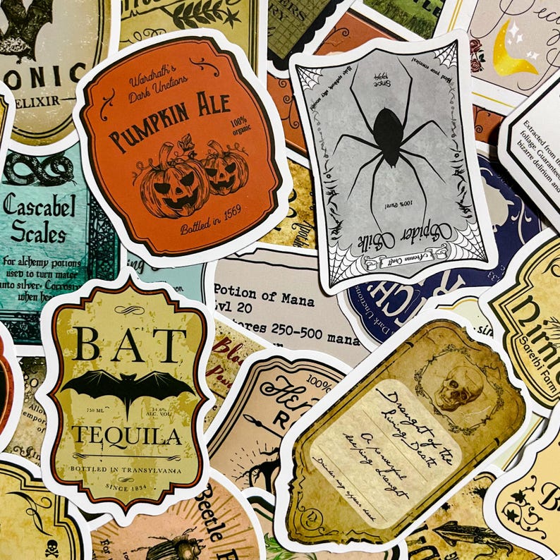 Op de afbeelding: Een verzameling vintage-achtige Halloween-etiketten voor drankflessen met verschillende ontwerpen, waaronder een vleermuis, een spin, een schedel en pompoenen. De etiketten zijn gedrukt op wit papier met zwarte en bruine inkt en hebben een verweerde, oude uitstraling.