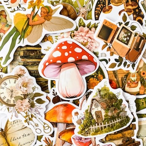 K&ouml;nnte beinhalten: Eine Sammlung bunter Sticker mit fantasievollen Illustrationen von Pilzen, Feen, einem H&auml;uschen, einer Uhr und einem Vintage-Computer. Die Sticker sind perfekt, um Tageb&uuml;chern, Laptops oder anderen Oberfl&auml;chen einen Hauch von Fantasie zu verleihen.