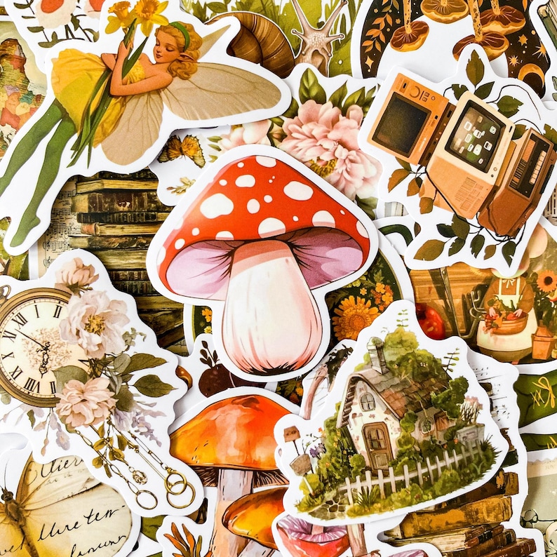 K&ouml;nnte beinhalten: Eine Sammlung bunter Sticker mit fantasievollen Illustrationen von Pilzen, Feen, einem H&auml;uschen, einer Uhr und einem Vintage-Computer. Die Sticker sind perfekt, um Tageb&uuml;chern, Laptops oder anderen Oberfl&auml;chen einen Hauch von Fantasie zu verleihen.