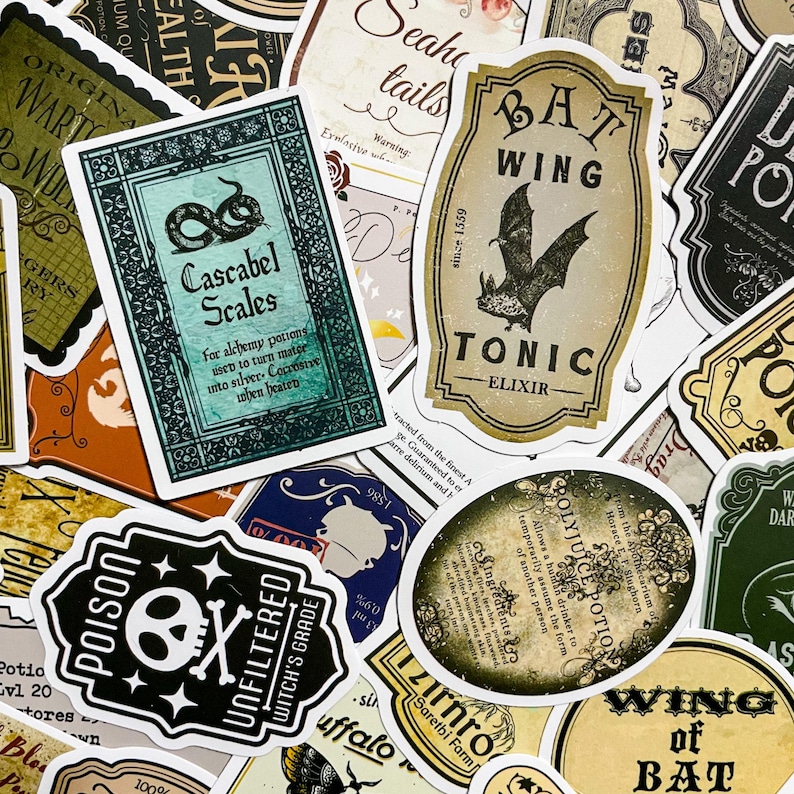 Op de afbeelding: Een verzameling vintage-stijl etiketten voor flesjes met toverdrankjes met fantasievolle illustraties en tekst. De etiketten tonen een verscheidenheid aan thema's, waaronder alchemie, hekserij en fantasy. Sommige van de etiketten bevatten tekst zoals "Cascabel Scales", "Bat Wing Tonic" en "Polyjuice Potion".