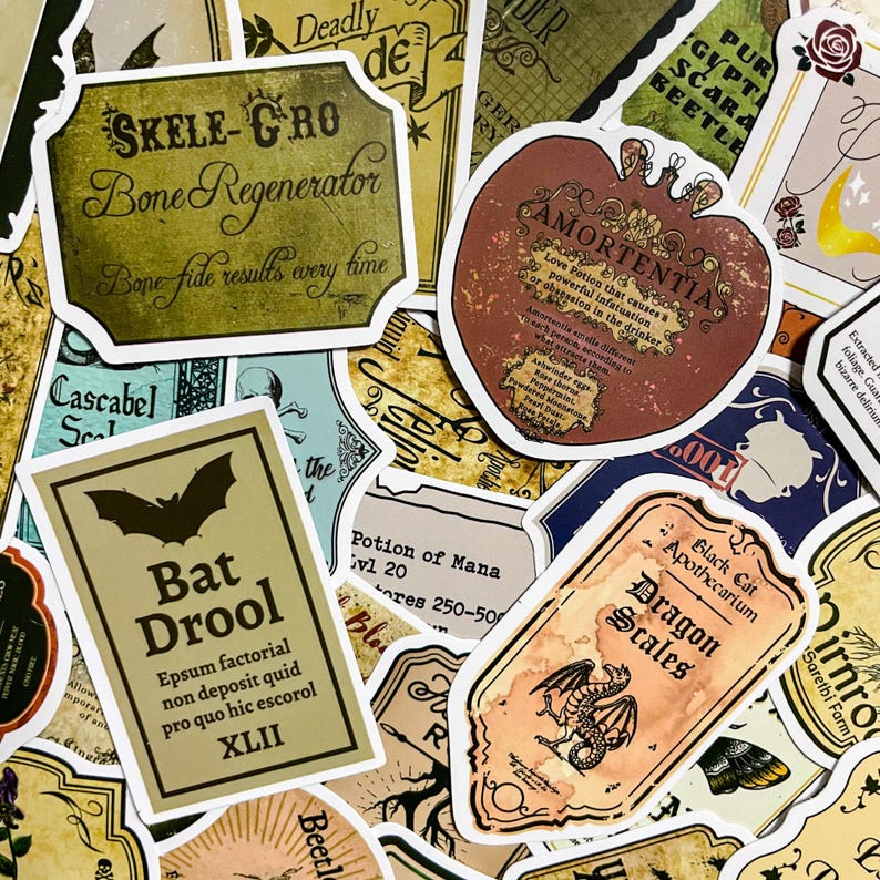 Op de afbeelding: Een verzameling vintage-stijl etiketten voor flesjes met toverdrankjes met fantasievolle illustraties en tekst. De etiketten tonen een verscheidenheid aan thema's, waaronder draken, vleermuizen en schedels. Sommige van de etiketten bevatten tekst zoals "Bat Drool", "Dragon Scales", "Skele-Gro" en "Amortentia".