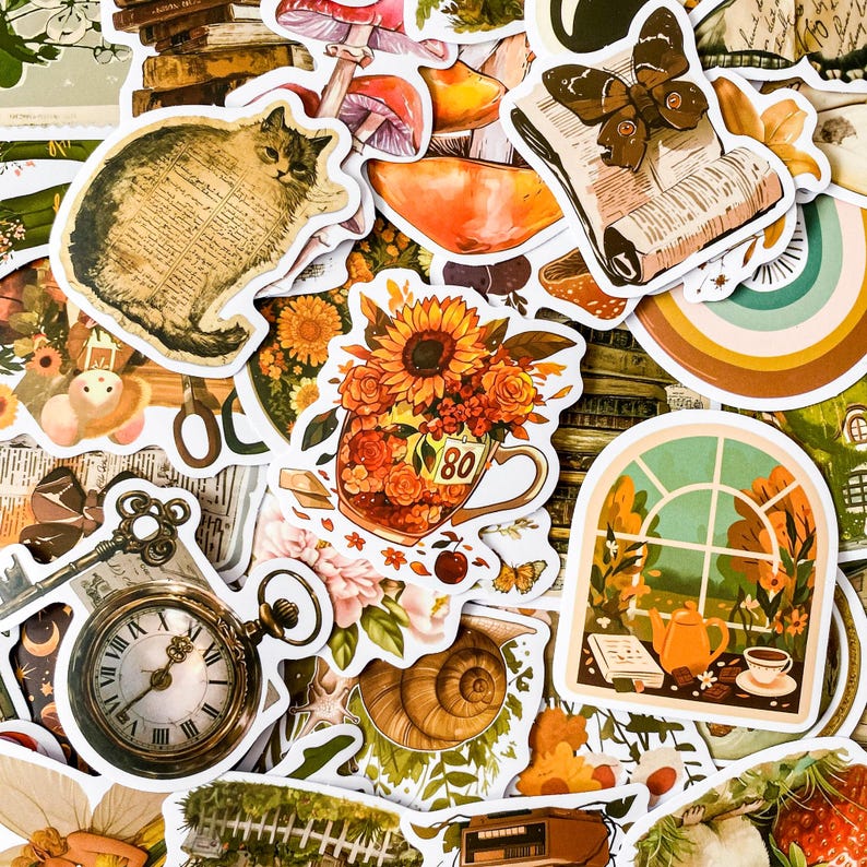 K&ouml;nnte beinhalten: Eine Sammlung bunter Aufkleber mit verschiedenen Designs, darunter eine Katze, eine Sonnenblume, eine Schnecke, eine Teetasse, ein Fenster und eine Uhr. Die Aufkleber sind perfekt, um Tageb&uuml;chern, Laptops oder anderen Oberfl&auml;chen einen Hauch von Verspieltheit zu verleihen.